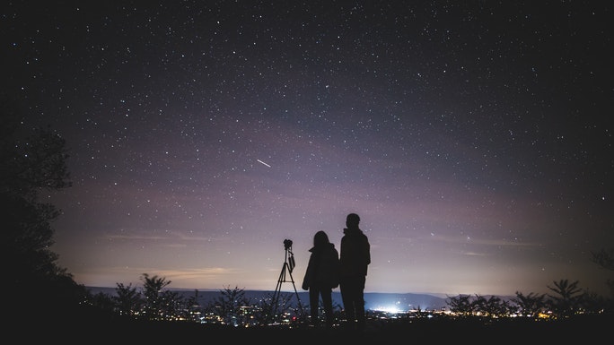 Menschen schauen in den Sternenhimmel mit Teleskop