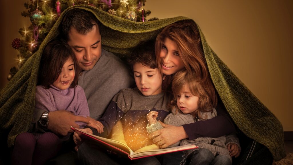 Kurze Weihnachtsgeschichten Titelbild Familie beim Lesen von Weihnachtsgeschichten