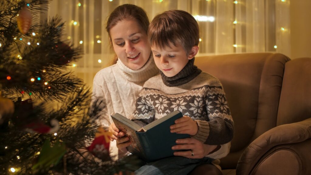 Kurze Weihnachtsgeschichte Mutter liest Kind Geschichte vor