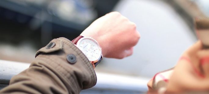 Stress ohne Entspannungsübungen Frau die auf die Uhr schaut weil sie gestresst ist - keine Zeit für Entspannungsübungen
