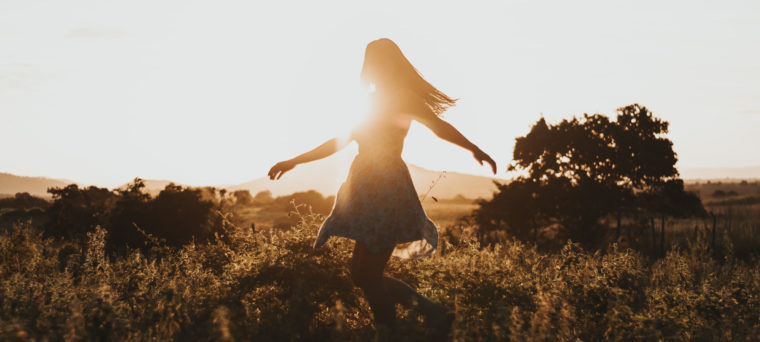 Die sechste der Meditationsarten ist die Tanzmeditation, die Frau tanzt im Sonnenuntergang