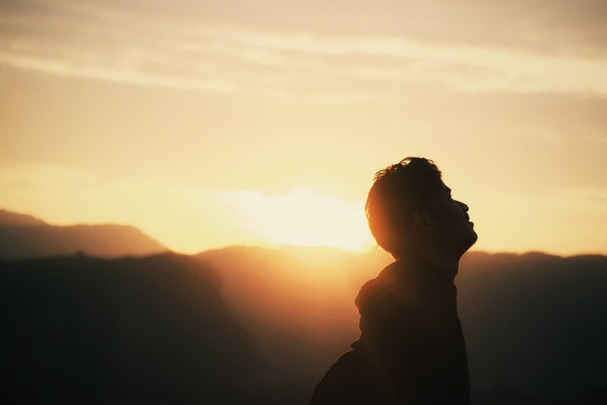 Richtig atmen lernen im Sonnenuntergang