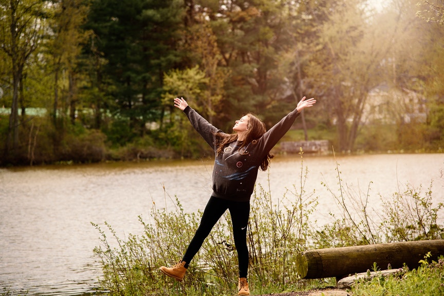 stressfrei werden so wie diese Frau am Fluss